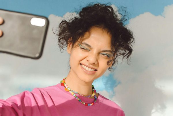 En ung tjej tar en selfie.