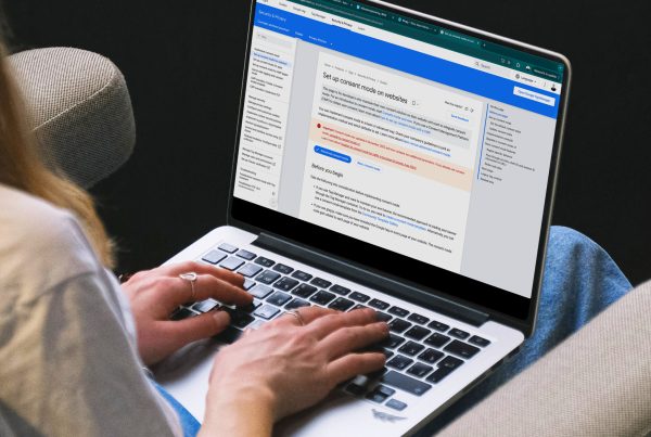 Händer på tangentbord och datorskärm med Google Consent Mode V2.